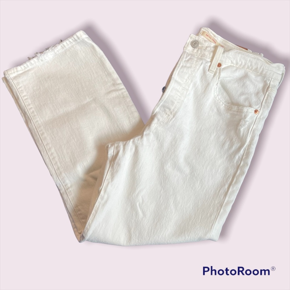 White Levi’s Ribcage Straight jeans